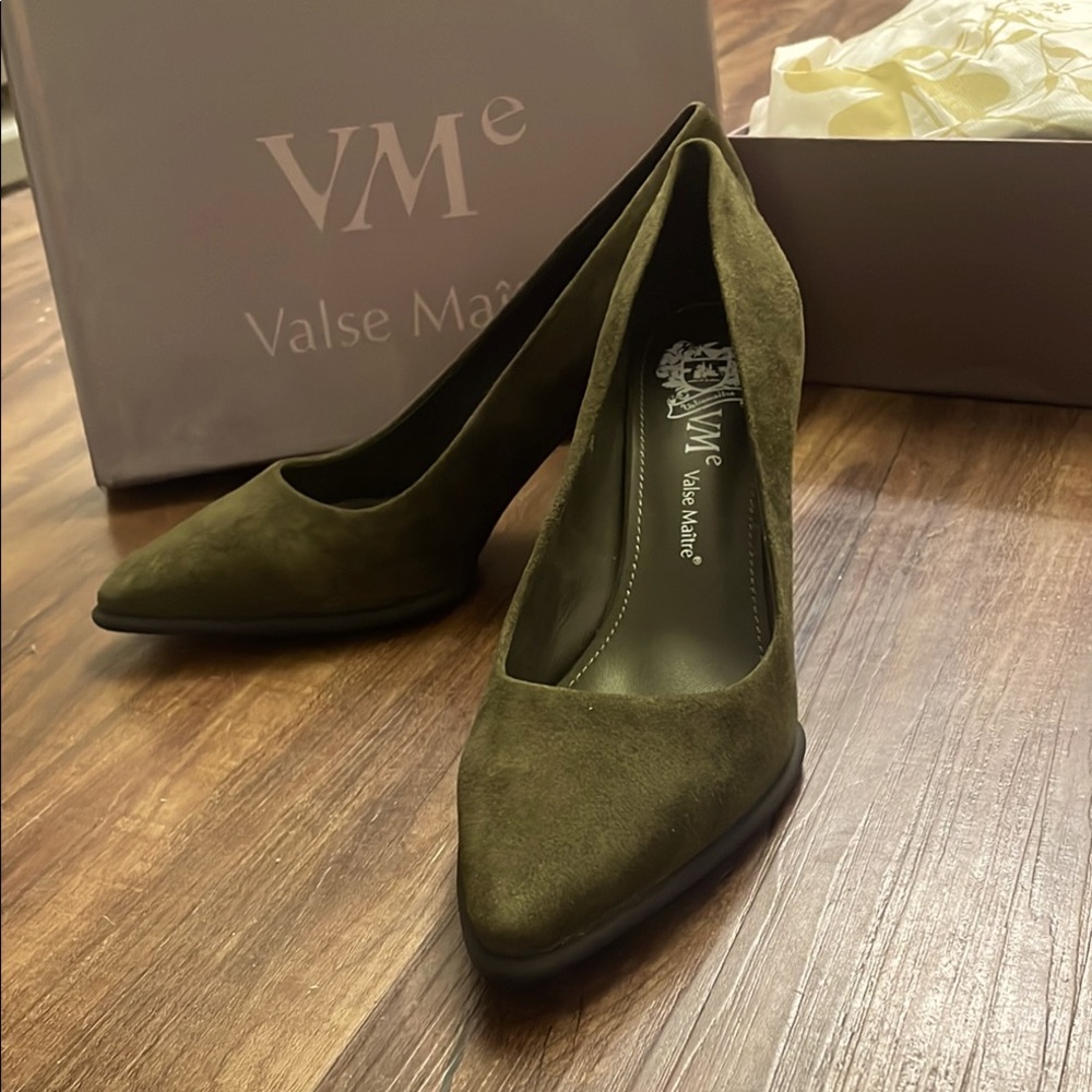 Elegant Green Suede Heels with Pointed Toe